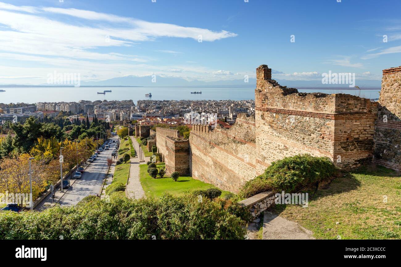 Panoramablick auf Thessaloniki und die Ruinen der mittelalterlichen Festung, Olymp im Hintergrund, Mazedonien, Griechenland. Stockfoto