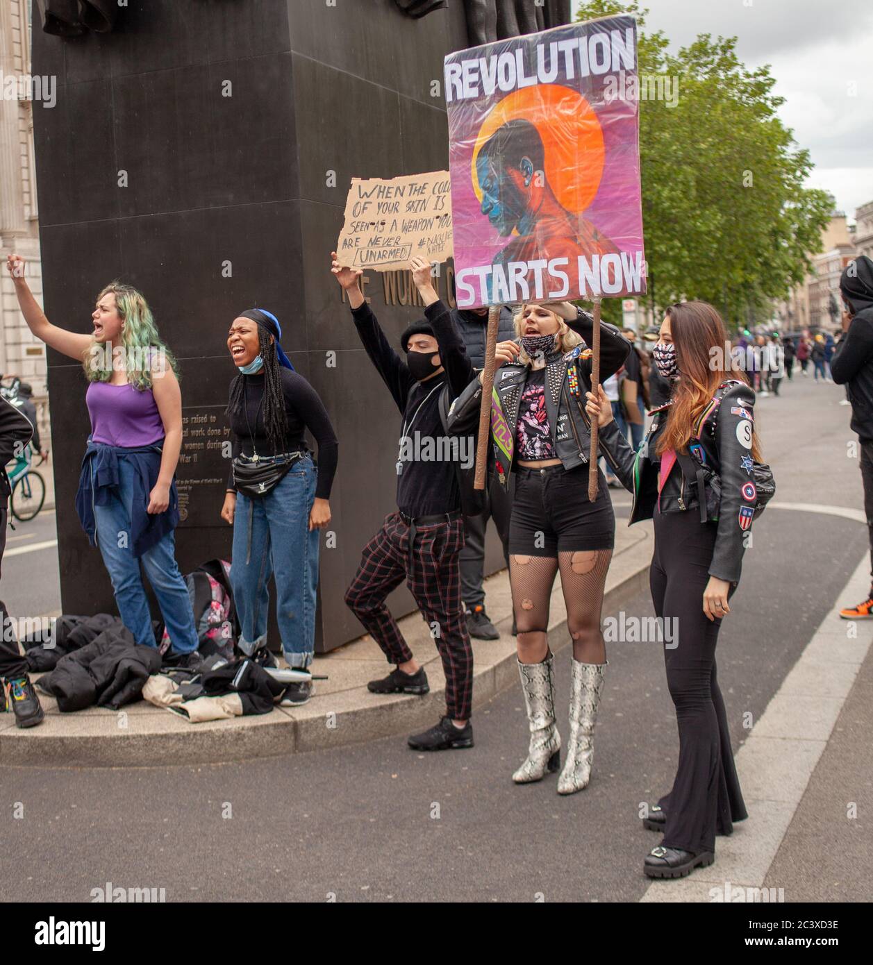 London UK 13. Juni 2020. BLM-Anhänger halten Plakate in Whitehall hoch, um gegen den Tod von George Floyd zu protestieren. Quelle: Ian Humphreys Stockfoto