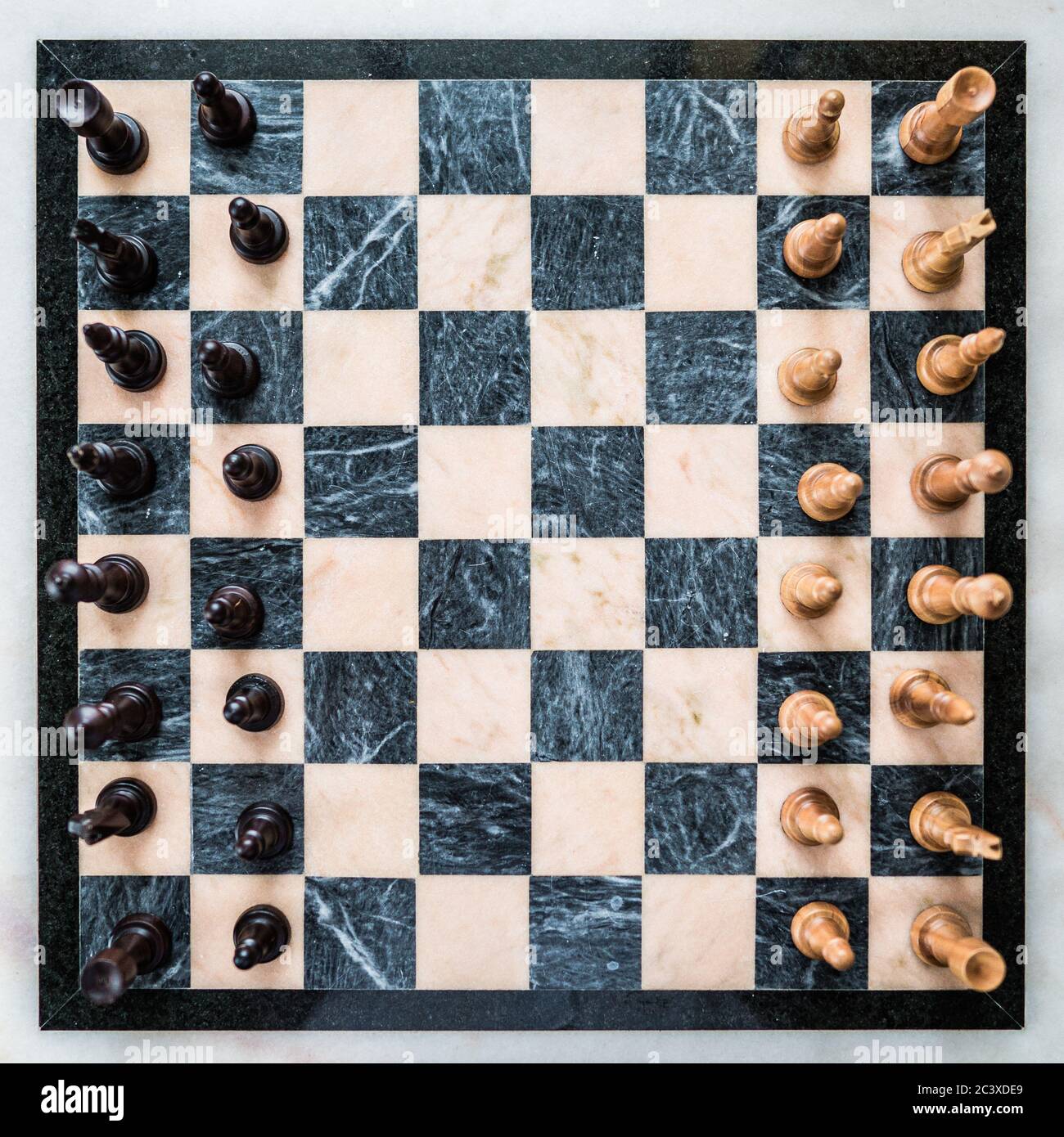 Holzschach Figuren auf Steinfeld Stockfoto