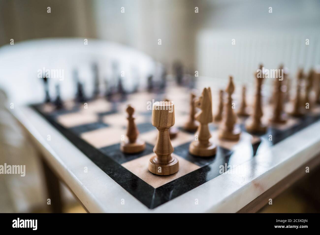 Holzschach Figuren auf Steinfeld Stockfoto