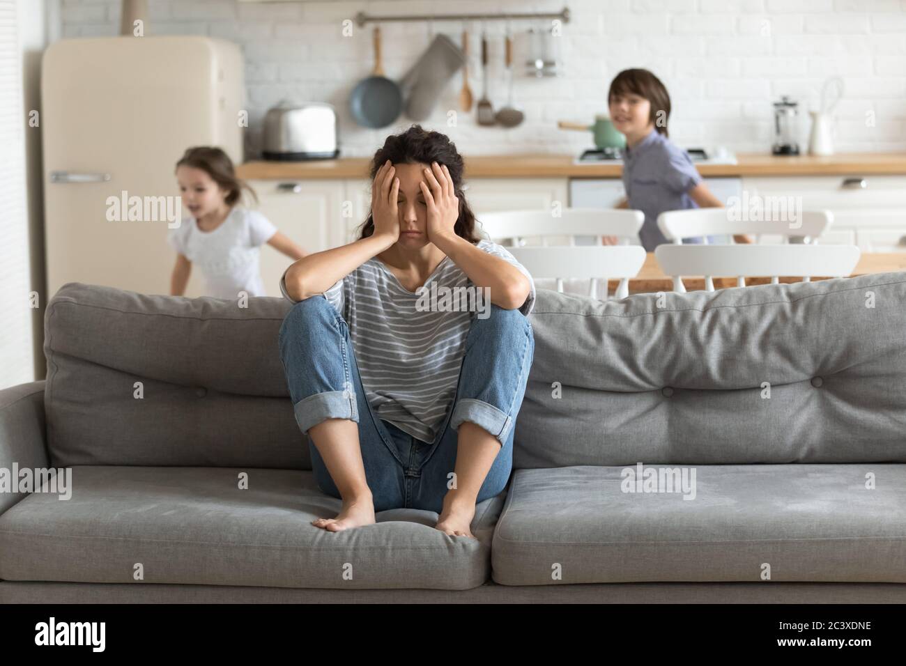 Hyperaktive Kinder müde und läuft in der Nähe verärgert Mutter. Stockfoto