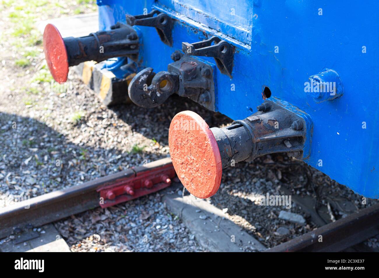 Der Andockteil des Eisenbahnwagens ist blau. Nahaufnahme eines Eisenzuges. Stockfoto