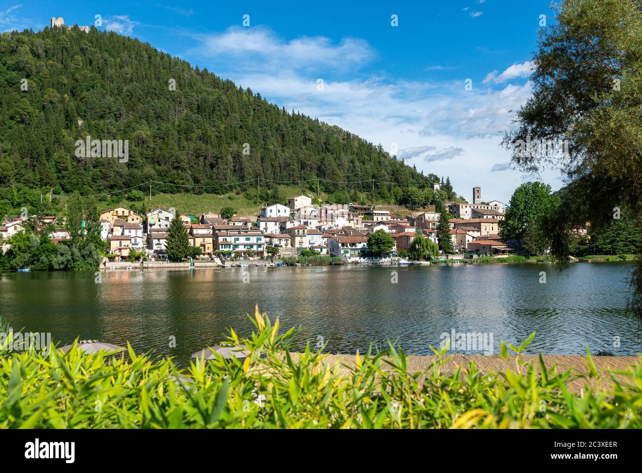 Der piediluco See und sein Land und in der Mitte der Insel Stockfoto