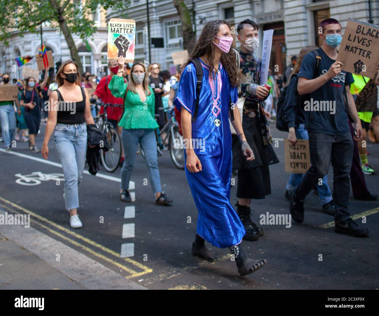 London, Großbritannien. Juni 2020. LGBTQ BLM-Demonstranten marschieren um London. Stockfoto
