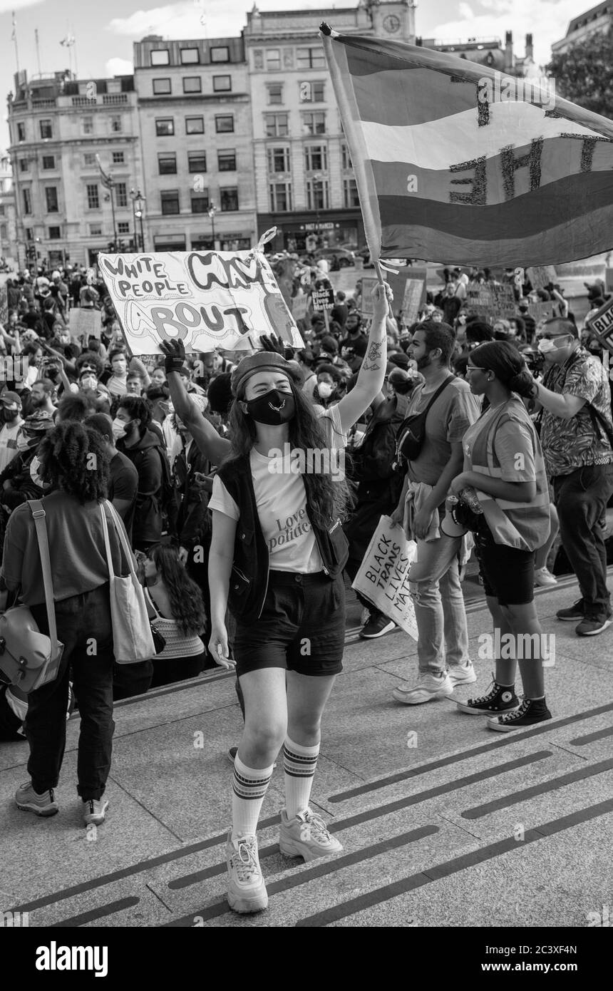 London, Großbritannien. Juni 2020. LGBTQ BLM-Demonstranten steigen auf den Trafalgar Square ab. Foto: Ian Humphreys Stockfoto