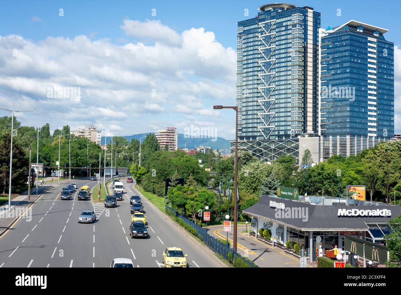 Sofia Bulgarien Stadt Blick Auf Die Innenstadt Des Millennium Center Oder Kbc Group N V Gebaude Und Mcdonald S Restaurant An Der Belebten Strasse Wie Im Juni 2020 Gesehen Stockfotografie Alamy
