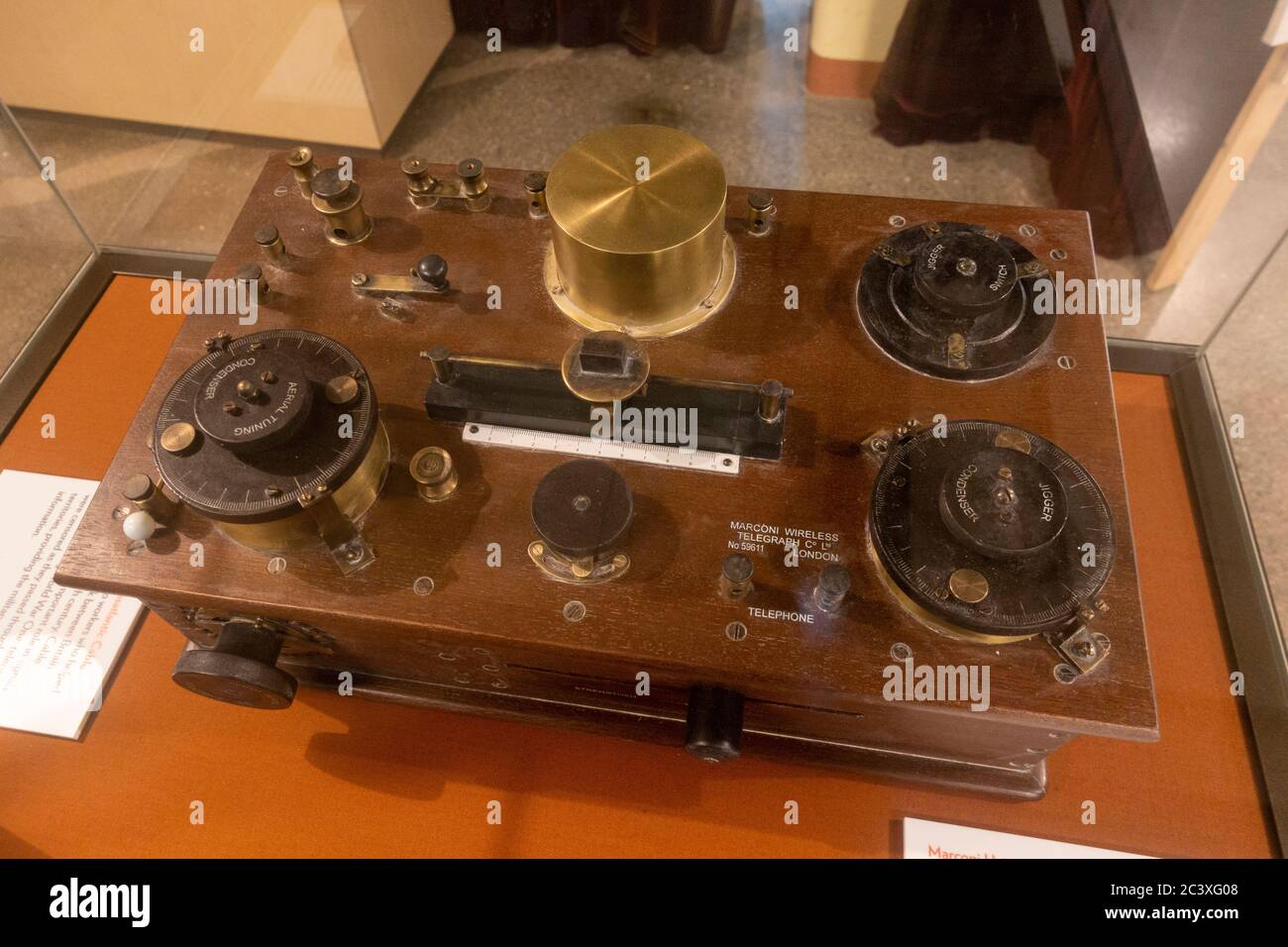 Ein Marconi Universal Crystal Receiver Set (Replik), ausgestellt in Bletchley Park, Bletchley, Buckinghamshire, UK. Stockfoto