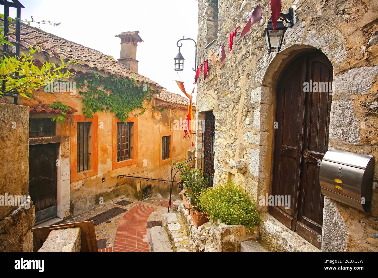 In den alten Straßen des schönen mittelalterlichen Dorfes Eze auf einem Hügel. Historische Gebäude mit Atmosphäre, Französische Riviera, Südfrankreich. Stockfoto In den alten Straßen des schönen mittelalterlichen Dorfes Eze auf einem Hügel. Historische Gebäude mit Atmosphäre, Französische Riviera, Südfrankreich. Stockfoto