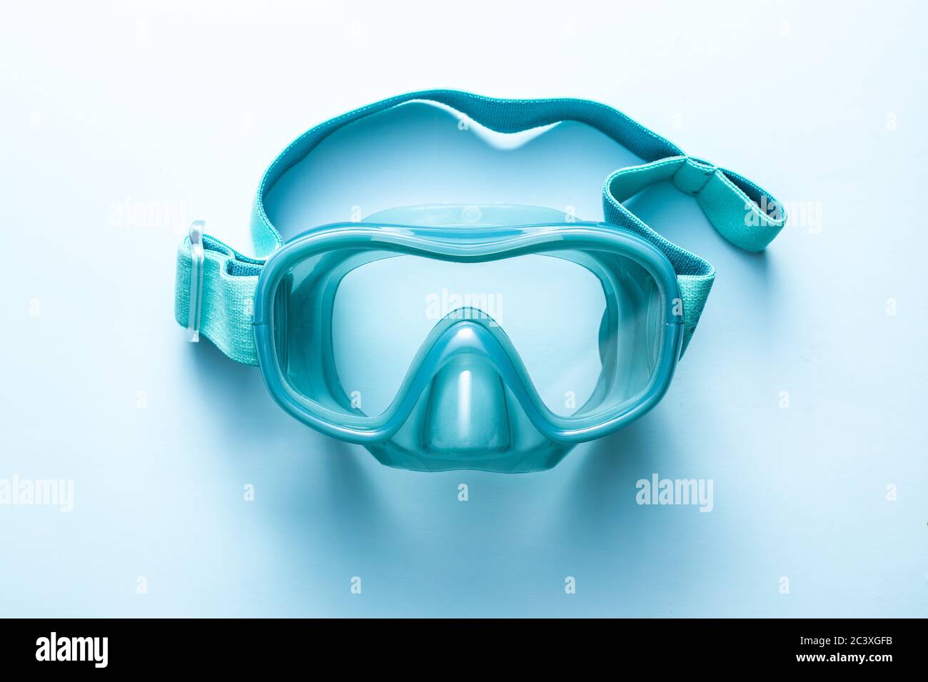 Blaue Tauchmaske auf blauem Hintergrund. Draufsicht. Stockfoto