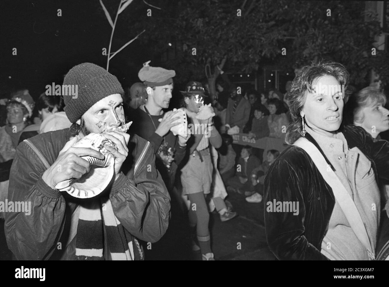 Teilnehmer der Greenwich Village Halloween Parade, New York City, USA in den 1980er Jahren mit Black & White Film bei Nacht fotografiert. Stockfoto