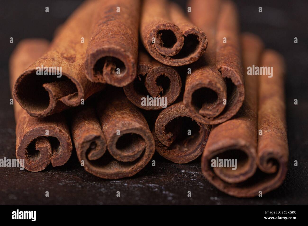 Zimtstangen auf dunklem Hintergrund, Nahaufnahme Stockfoto