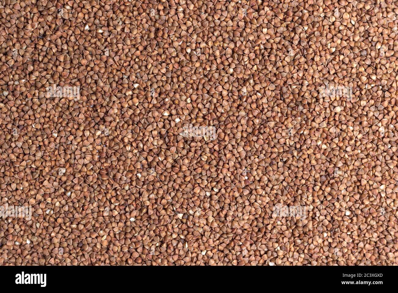 Geröstete Buchweizen-Groats-Textur. Verstreute Körner, Lebensmittel Hintergrund, Textur Idee Stockfoto