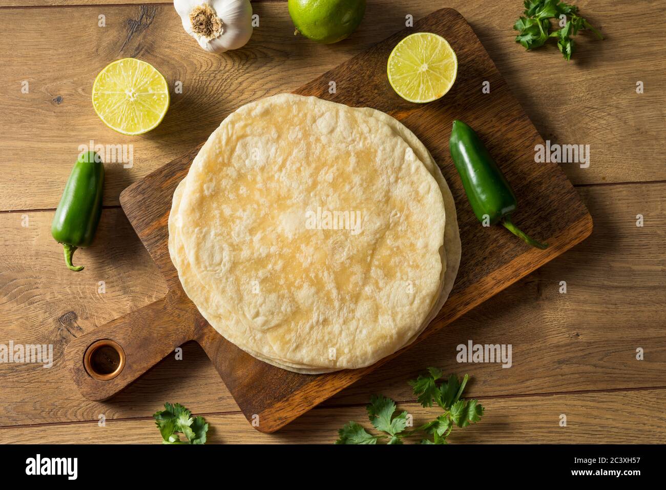 Hausgemachte Tortillas aus frischem Mehl bereit zum Kochen Stockfoto