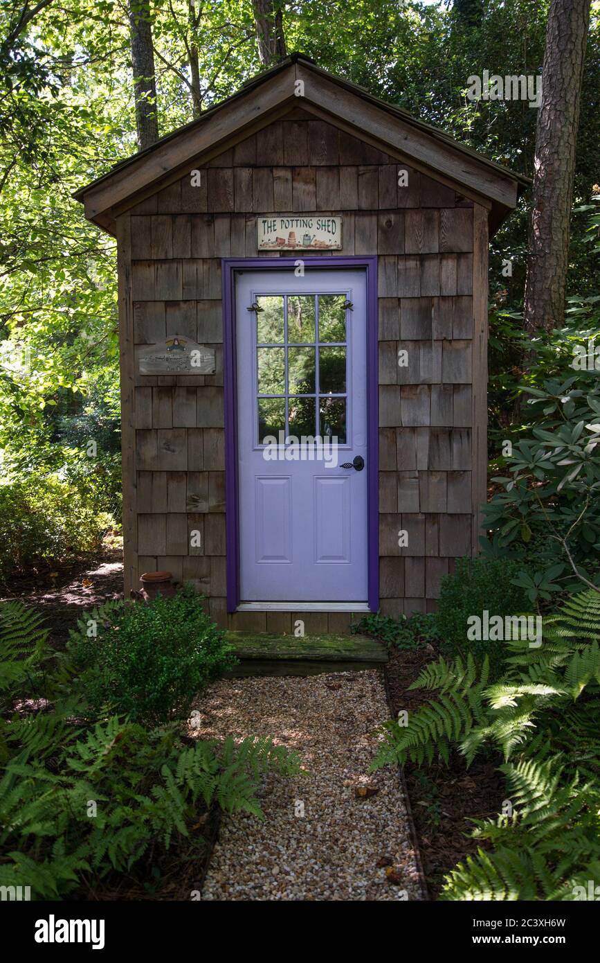 Kunstverguss mit violetter Tür Stockfoto