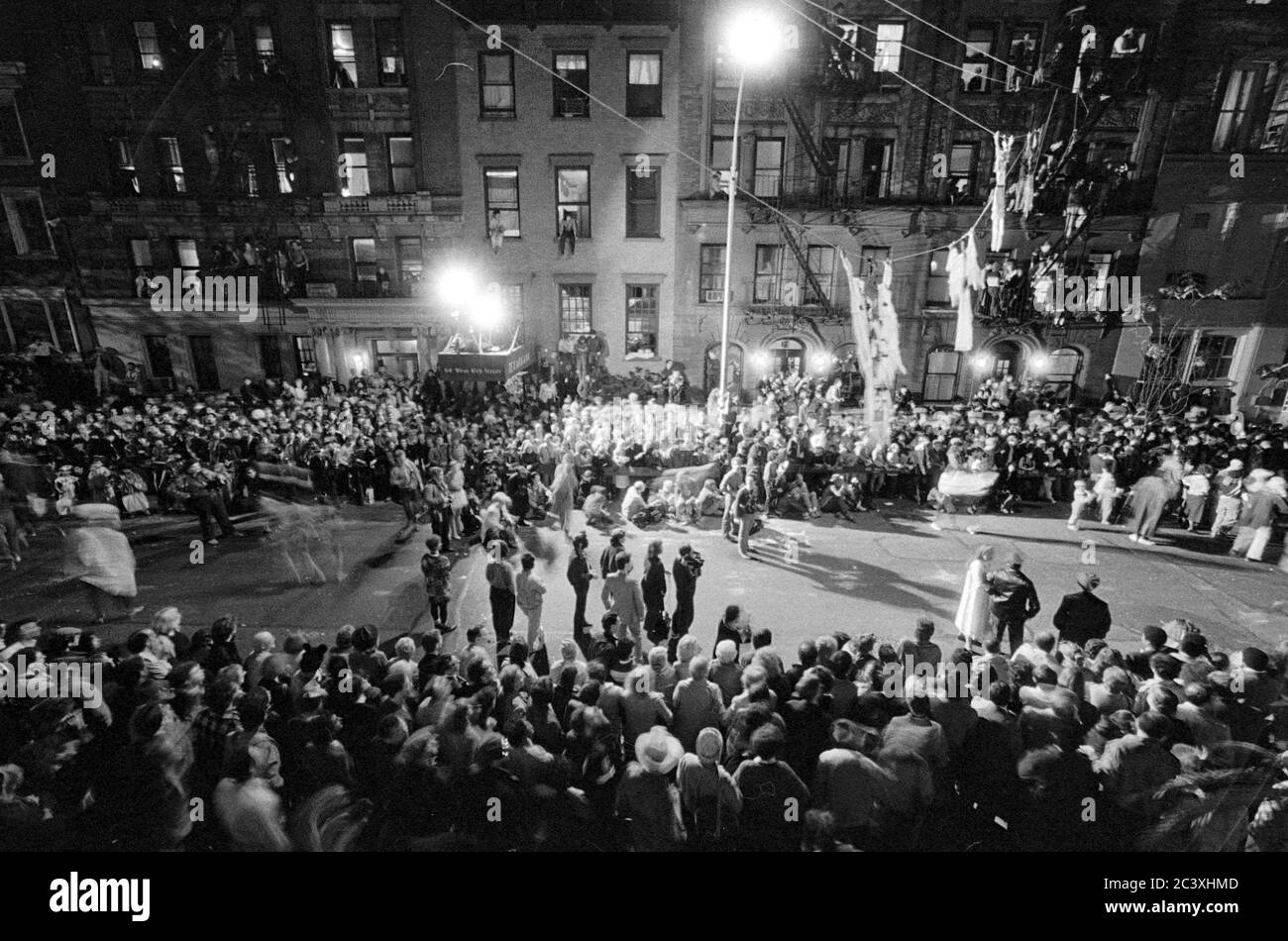 Ansicht der 2. Etage, W. 10. Bei der Greenwich Village Halloween Parade, New York City, USA in den 1980er Jahren mit Schwarz-Weiß-Film bei Nacht fotografiert. Stockfoto