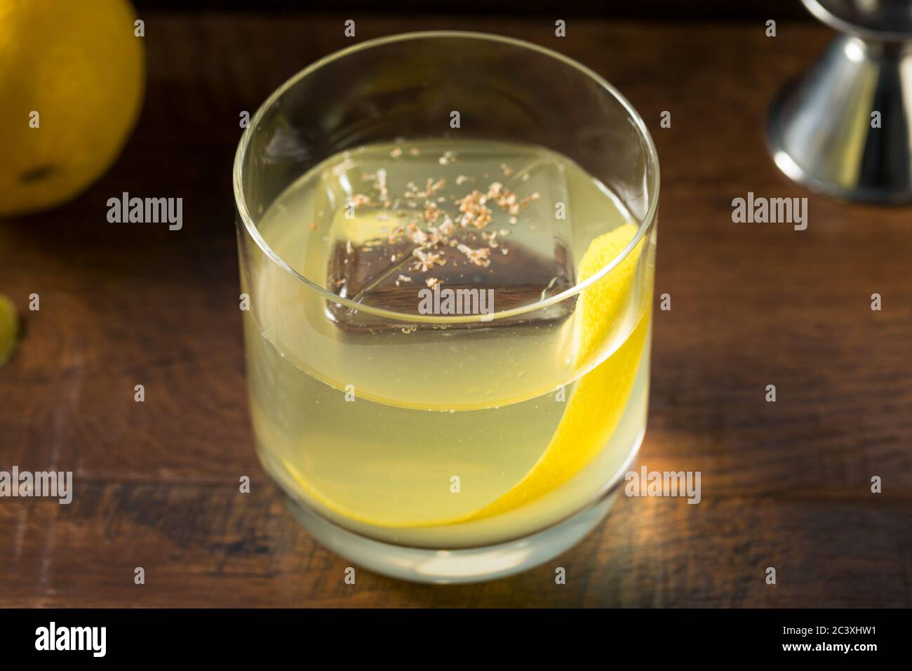 Boozy klargestellt Englisch Milch Punch mit Eis und Zitrone Stockfoto