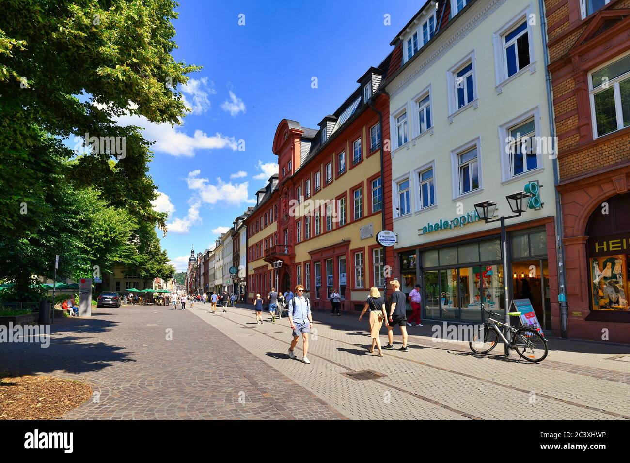 Heidelberg, Deutschland - Juni 2020: Menschen, die an sonnigen Sommertagen die Einkaufsstraße entlang in der Altstadt laufen Stockfoto