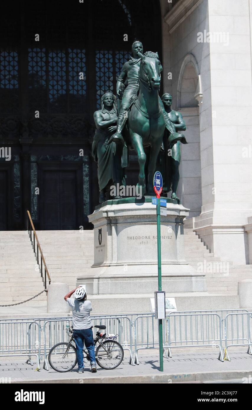 New York, USA. Juni 2020. Ein Mann fotografiert die Statue von Theodore Roosevelt vor dem American Museum of Natural History in New York, USA, am 22. Juni 2020. Die Statue von Theodore Roosevelt auf einem Pferd am Eingang des American Museum of Natural History in New York City wird entfernt, aufgrund "der rassischen Hierarchie, die es darstellt", so das Museum. Die Bronzestatue des 26. Präsidenten der Vereinigten Staaten, flankiert von einem Afroamerikaner und einem Indianer, steht seit 1940 vor dem Museum. Quelle: Wang Ying/Xinhua/Alamy Live News Stockfoto