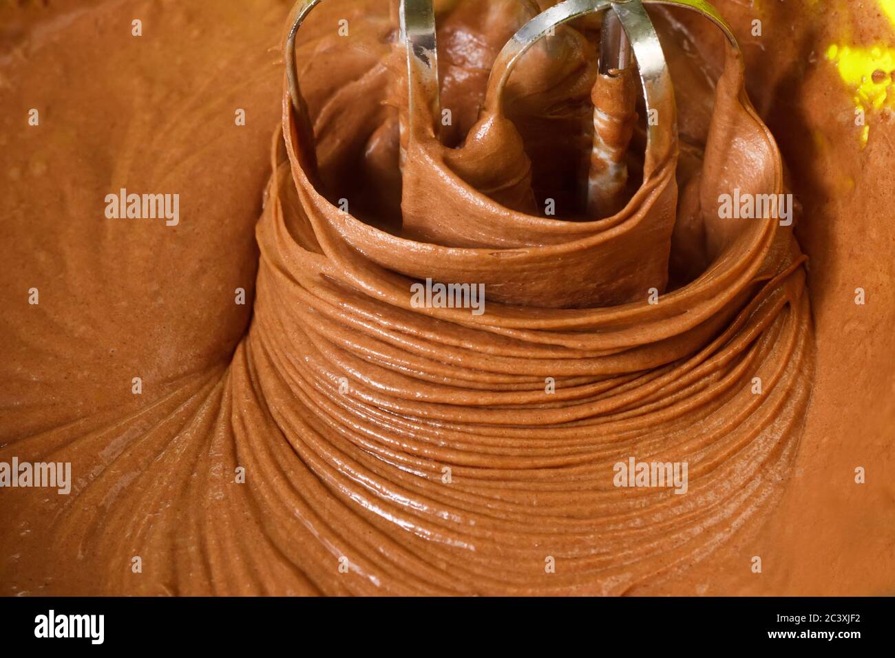 Mischen von Kakaopulver, Mehl und geschlagenen Eiern. Schokoladenkuchen. Serie. Stockfoto