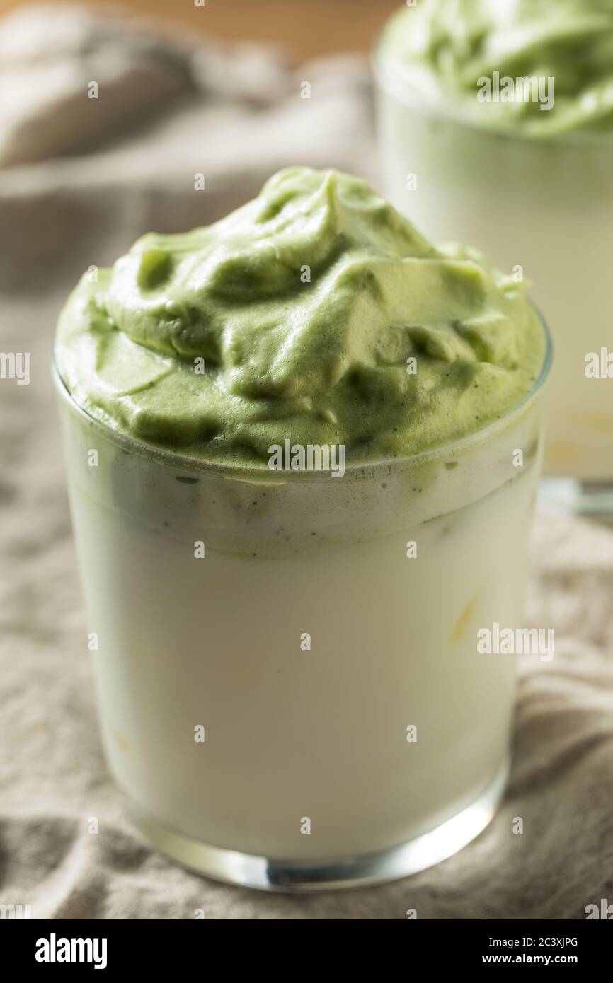 Erfrischender Matcha Dalgona Kaffee mit Eis und Milch Stockfoto