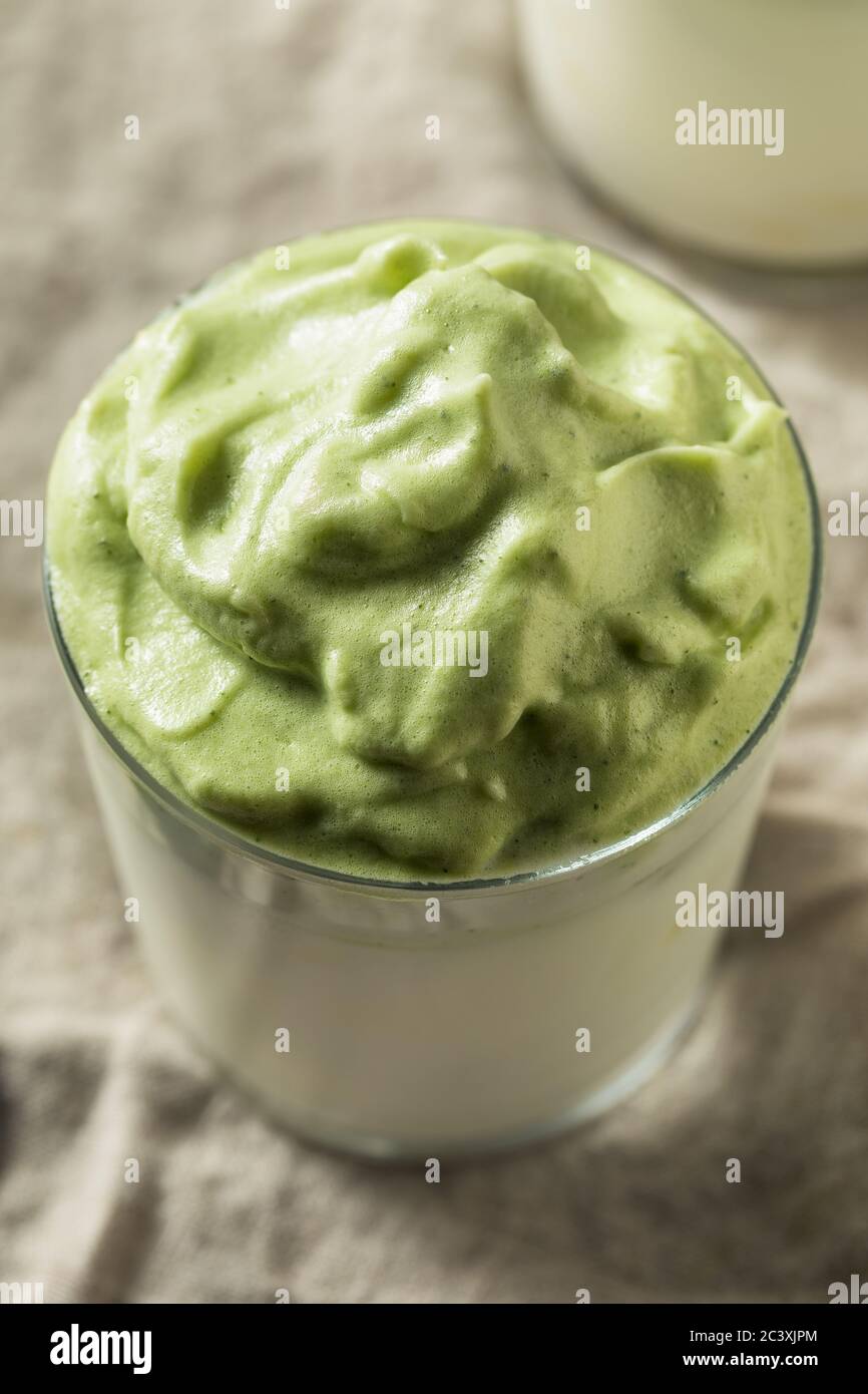 Erfrischender Matcha Dalgona Kaffee mit Eis und Milch Stockfoto