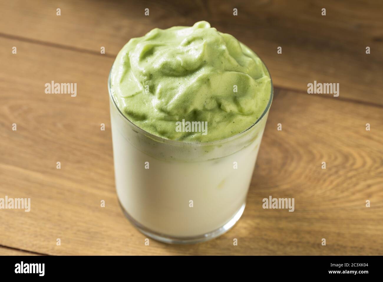 Erfrischender Matcha Dalgona Kaffee mit Eis und Milch Stockfoto