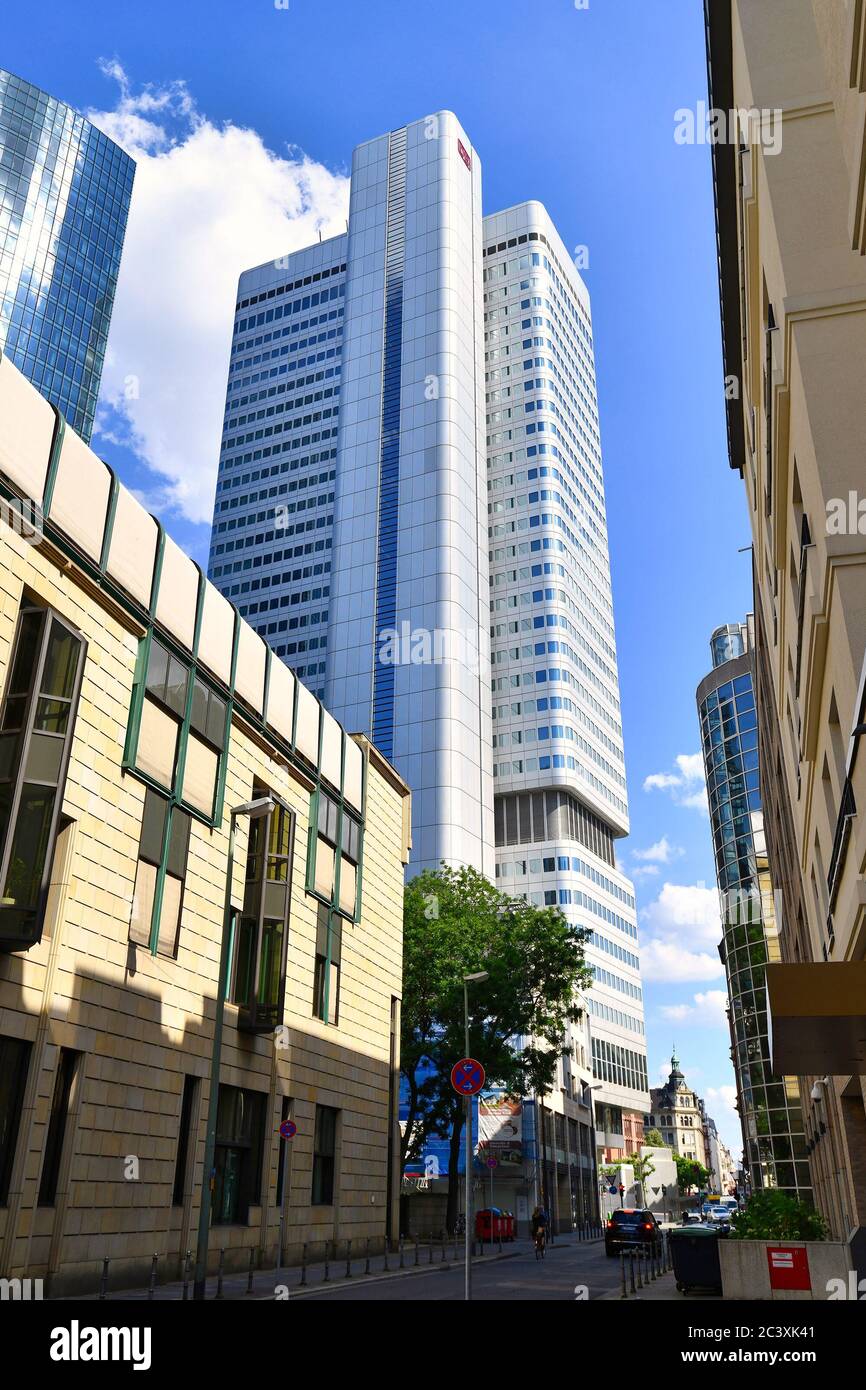 Frankfurt am Main, Deutschland - Juni 2020: Wolkenkratzer-Turm mit dem Namen 'Silberturm' oder 'DB Tower' Stockfoto