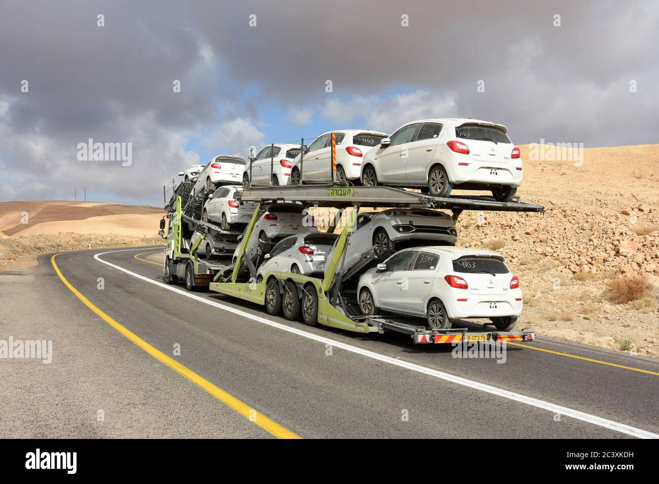 Transport von Neuwagen auf einem LKW Stockfoto