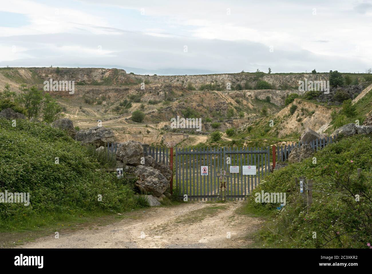 Eingang zum Hawthorn-Steinbruch, einst eine wichtige Quelle von Magnesiankalk, aber anscheinend jetzt nicht mehr genutzt, in der Nähe von Seaham, Co. Durham, England, Großbritannien Stockfoto