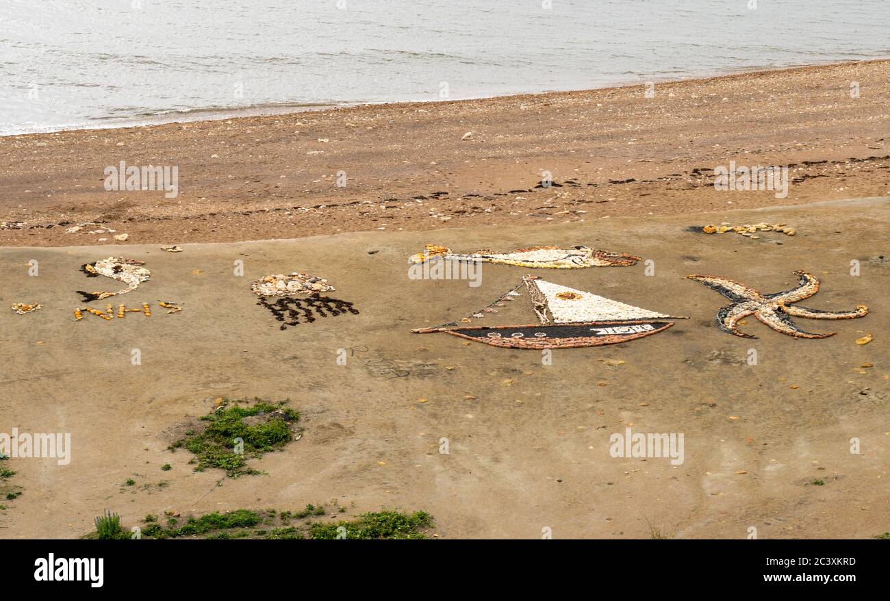 Coronavirus-verwandte Stein- und Treibholzskulpturen am Hawthorn Hive Beach in der Nähe von Seaham, Co. Durham, England, Großbritannien Stockfoto
