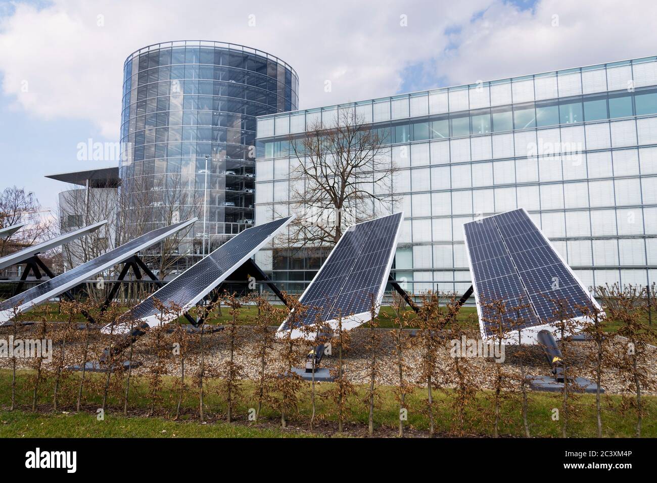 Blaue rotierende Solarpanels gekippte Achse Tracker, zukünftige Innovation Energiekonzept Stockfoto