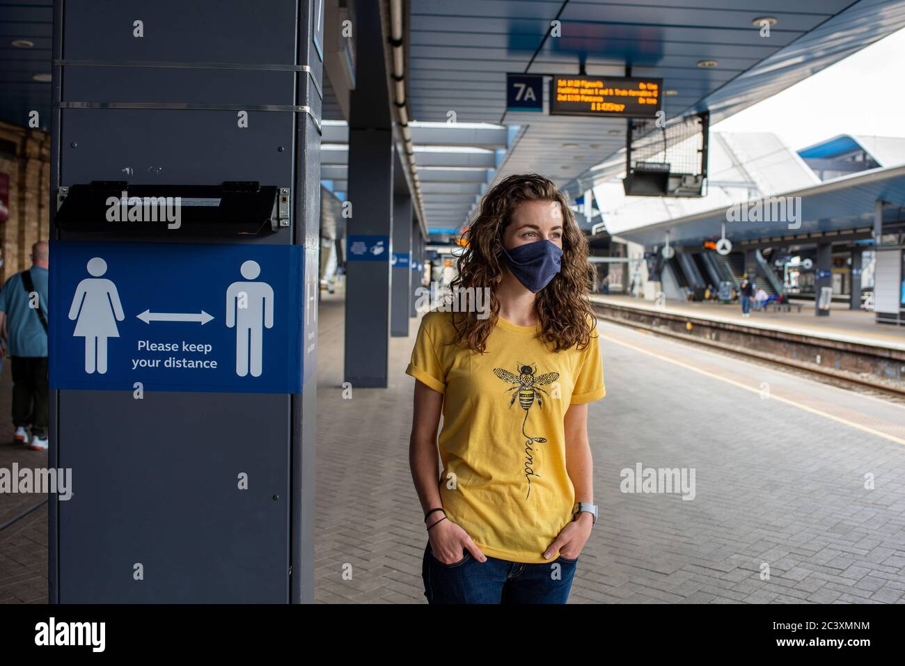 Tragen Sie eine Maske auf dem Zug Coronavirus uk Reise Eisenbahn Bahn Transport öffentlichen sozialen Abstand sicher bleiben Stockfoto