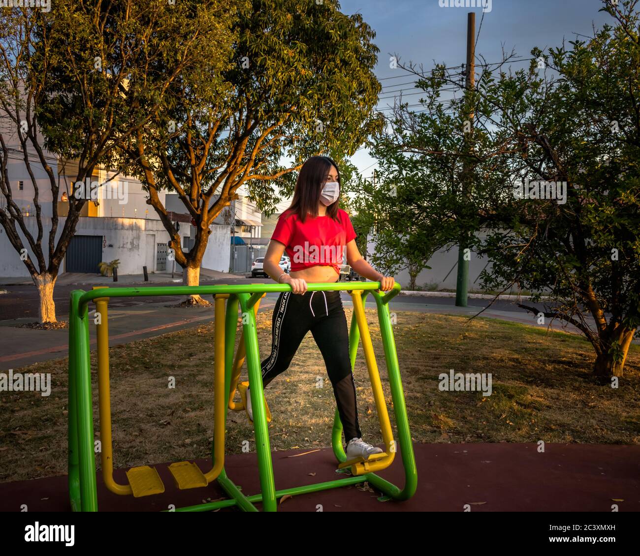 Eine andere Art des gesunden Lebens, ein Mädchen macht Übung draußen mit Maske, um das Coronavirus in Brasilien zu verhindern. Stockfoto