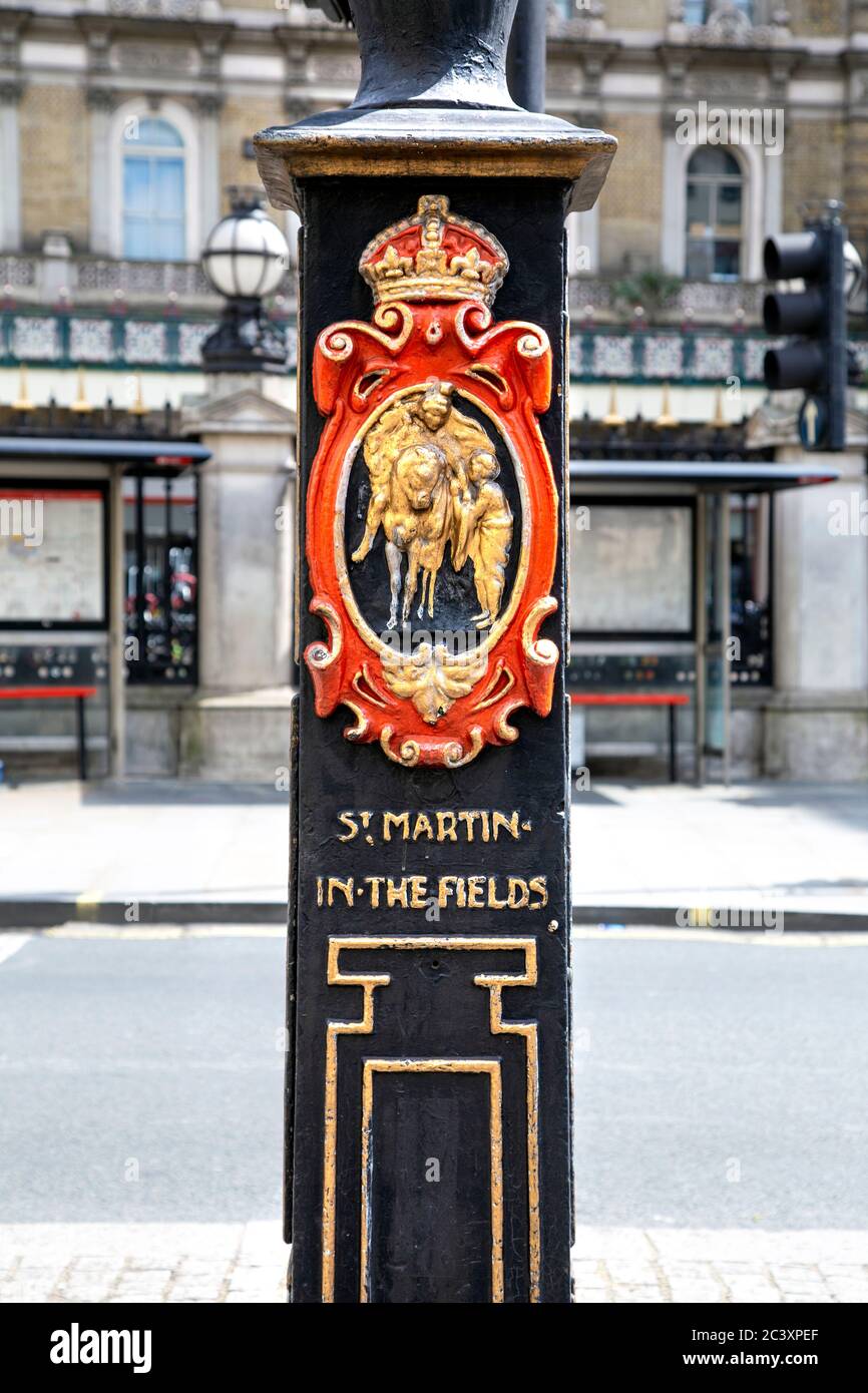 St Martin in the Fields Lampenpfosten Ornament, St Martin als ein römischer Offizier des vierten Jahrhunderts auf dem Pferderücken gezeigt, der seinen Mantel mit einem Bettler teilt, London, Großbritannien Stockfoto
