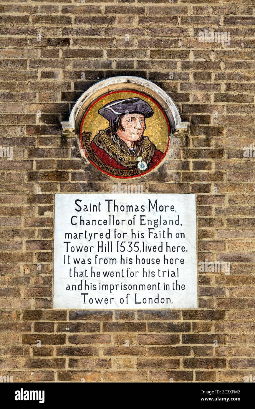 Mosaik-Porträt von Saint Thomas More und Plakette an der Wand der Allen Hall, die auf dem Gelände seines ehemaligen Hauses, Chelsea, London, Großbritannien steht Stockfoto