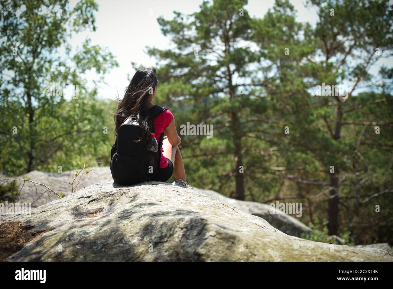 Schöne asiatische Frau Wandern in fontainebleau Wald Stockfoto