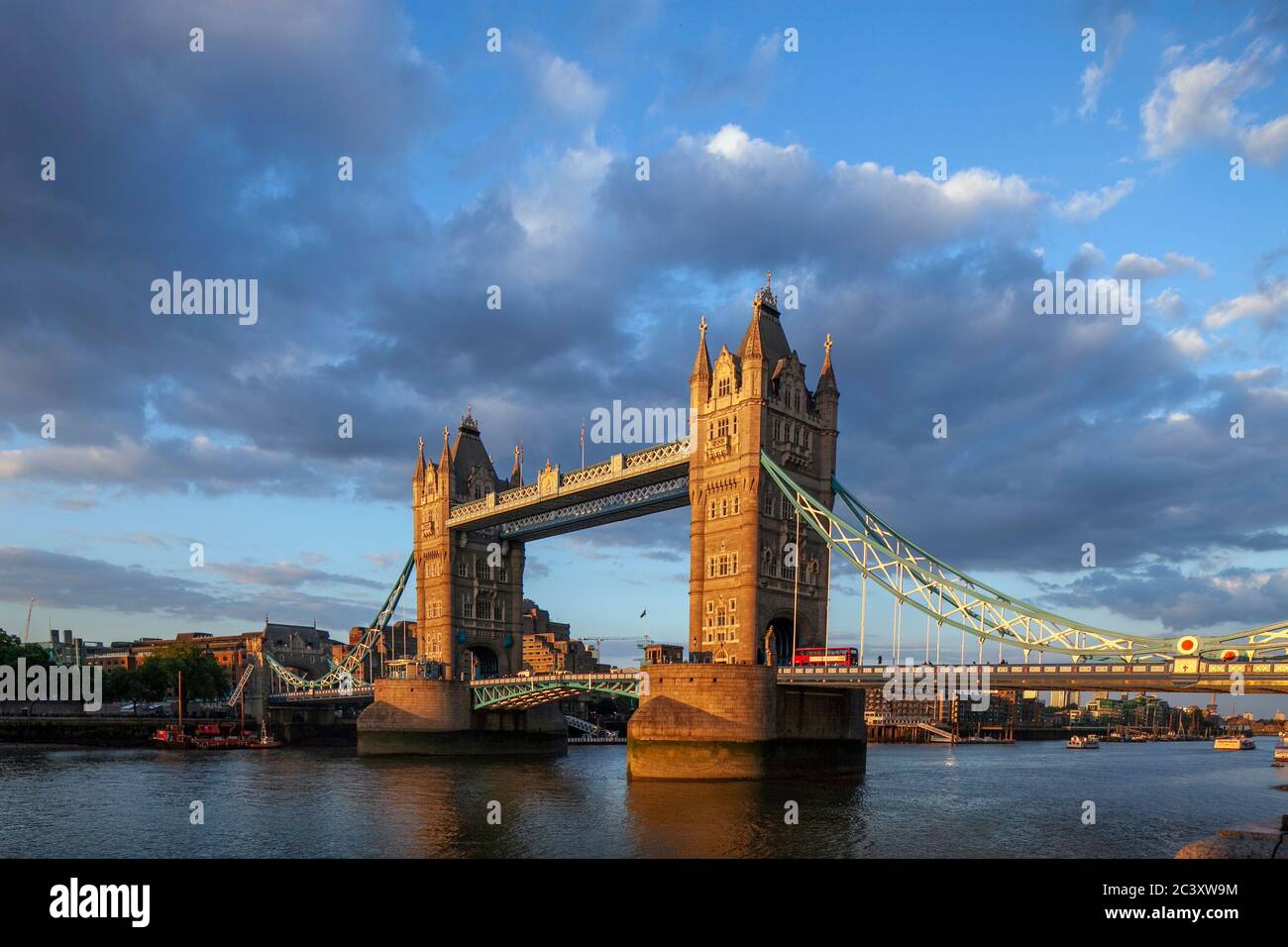 Sonnenuntergang an der Tower Bridge, London, England, Großbritannien Stockfoto