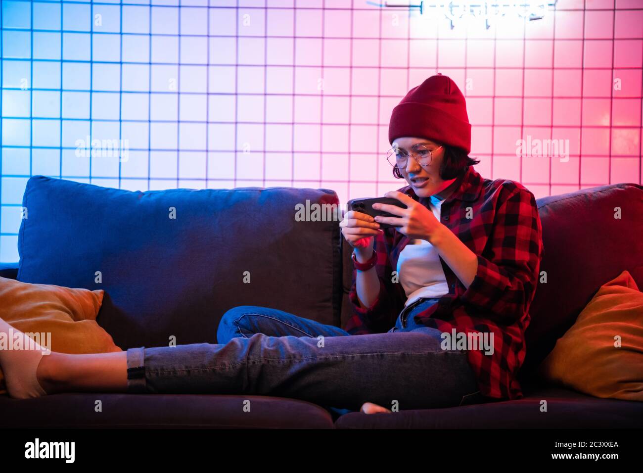 Nahaufnahme eines Teenagers, der Videospiele auf dem Mobiltelefon spielt. Geringe Schärfentiefe Stockfoto