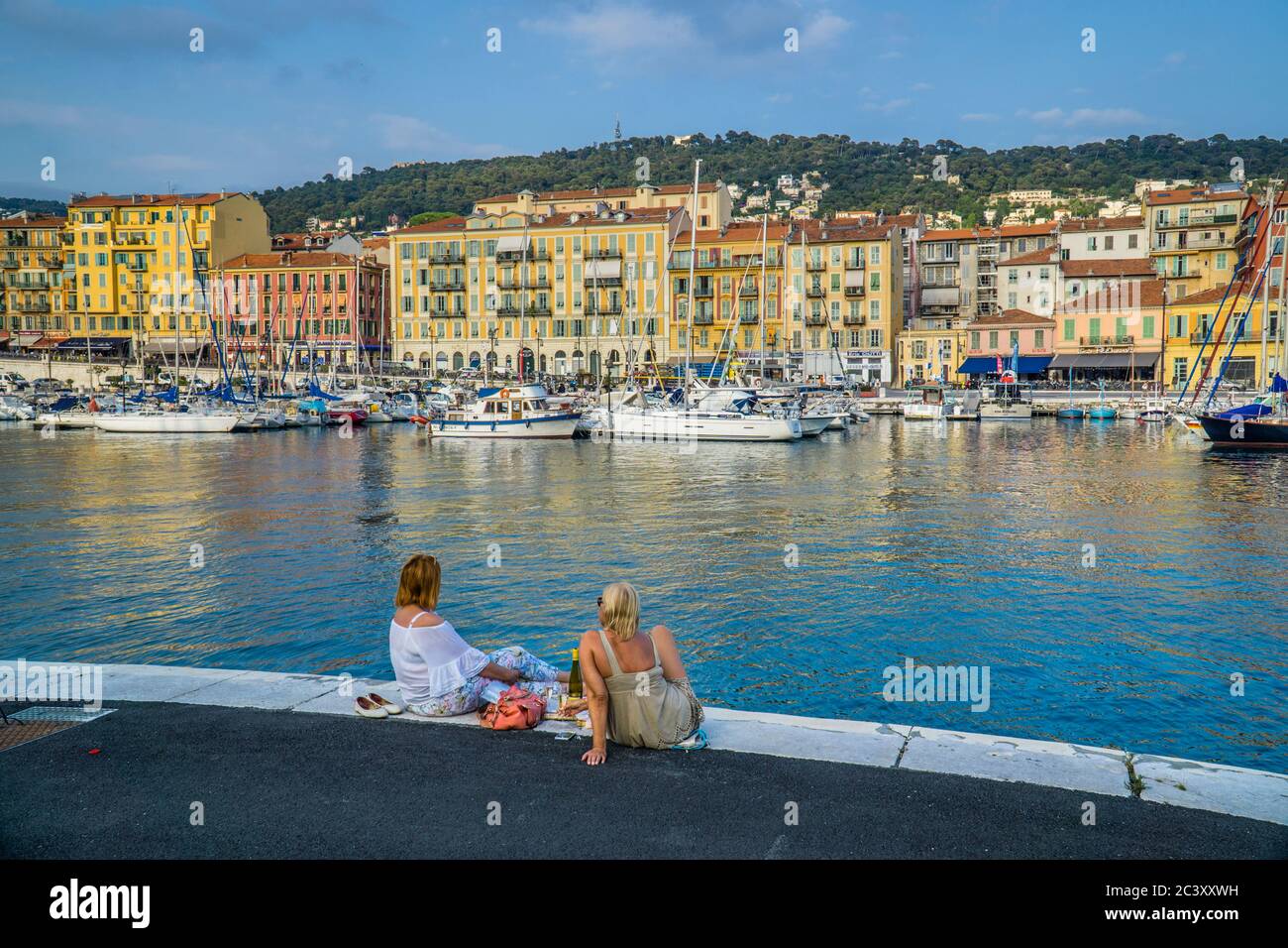 Picknick am Hafen von Nizza in der französischen Riviera, Provence-Alpes-Côte d'Azur, Frankreich Stockfoto