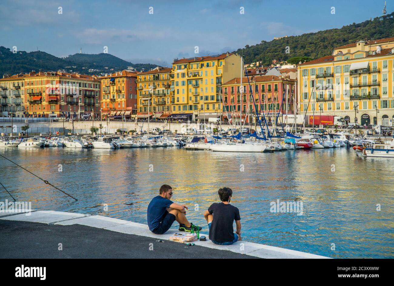 Picknick am Hafen von Nizza in der französischen Riviera, Provence-Alpes-Côte d'Azur, Frankreich Stockfoto