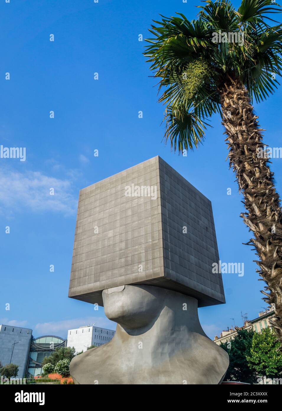 Tête Carrée ‘SGarten Sacha SOSNO, entworfen von der Bildhauerin Sacha Sosno, beherbergt der „Quare Head“ die Stadtbibliothek Nizza, Provence-Alpes-Côte d'Azur, F Stockfoto