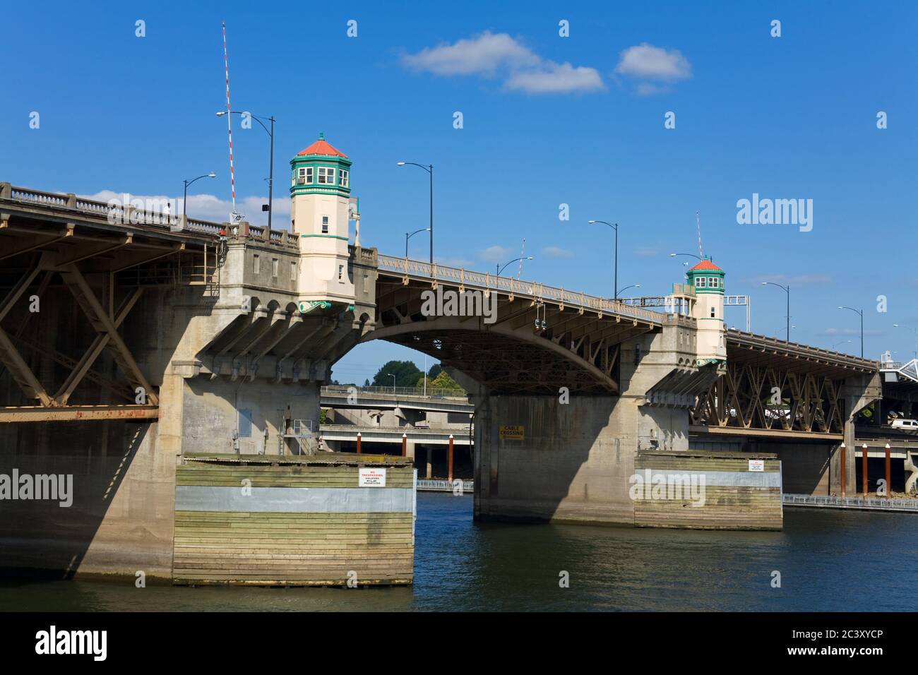 Burnside Bridge über den Willamette River in Portland, Oregon, USA Stockfoto