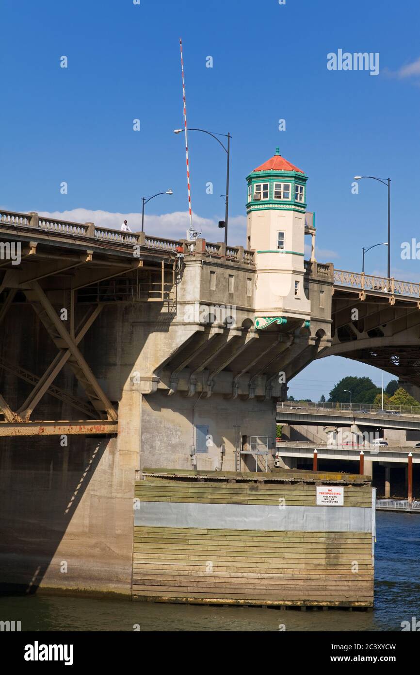 Burnside Bridge über den Willamette River in Portland, Oregon, USA Stockfoto