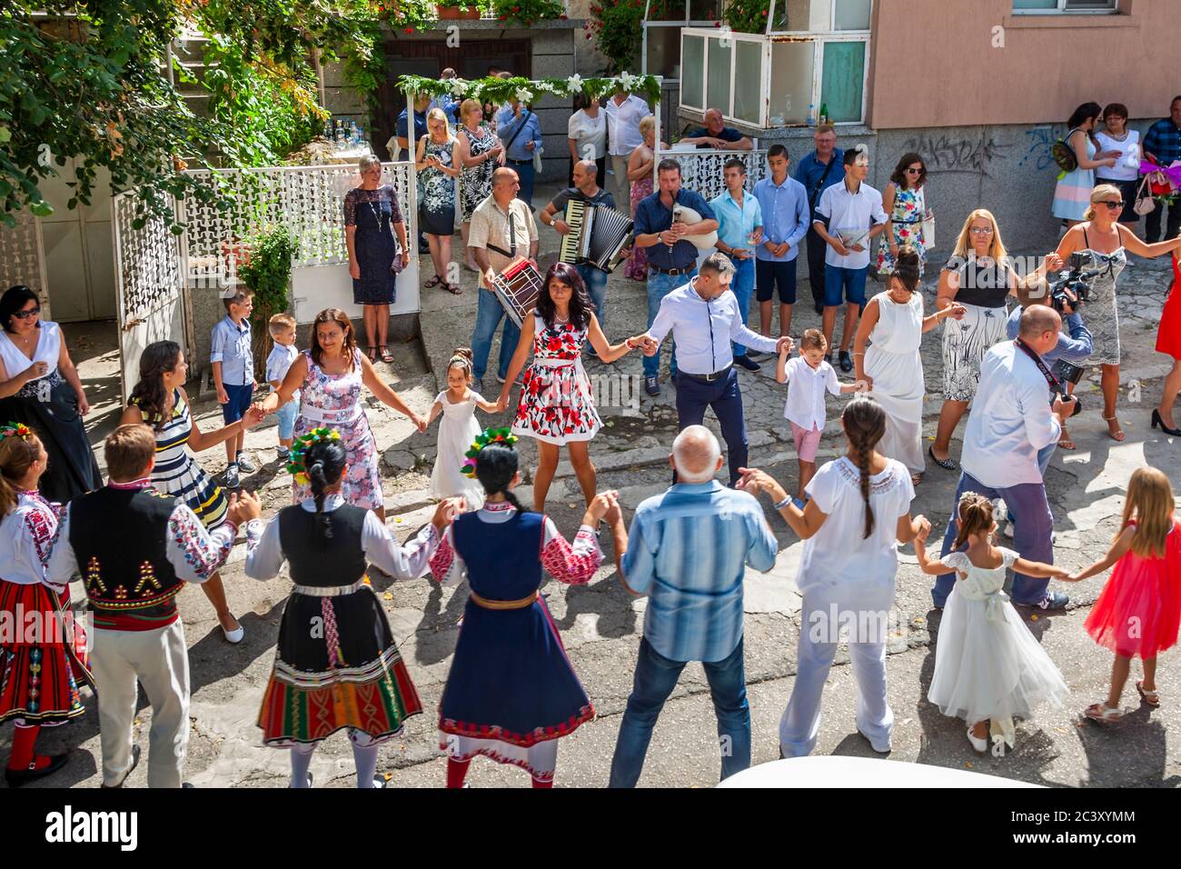 Tanzen findet zu jeder Zeit auf einer bulgarischen Hochzeit statt Stockfoto