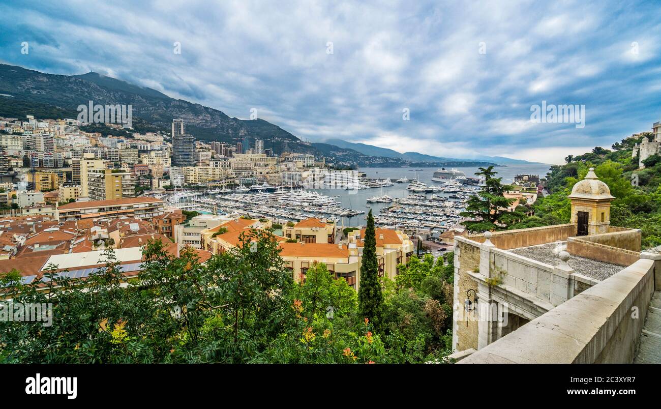 Blick auf Port Hercules von den Bastionen des Felsens von Monaco, Fürstentum von Monaco, Französische Riviera Stockfoto