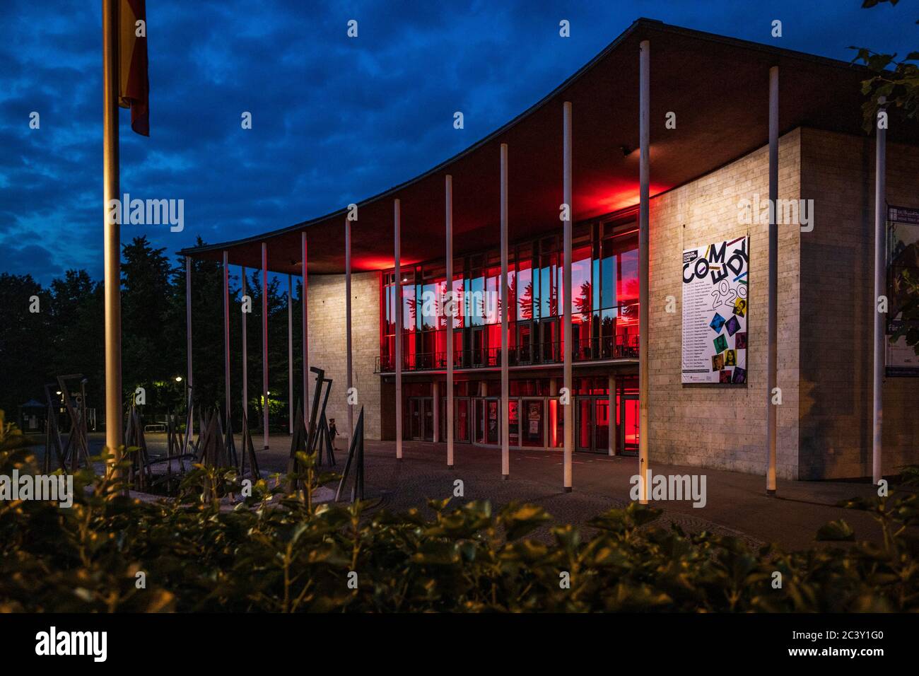 Mülheim an der Ruhr, Deutschland. 22. Juni 2020. Im Bild: Veranstaltungsort der Stadthalle. "Night of Light" ist nicht nur ein Appell an die Politik, sondern auch ein Hilferuf, die Unterhaltungsindustrie zu retten, da alle Großveranstaltungen wegen der Coronavirus / COVID-19 Krise verboten sind. In der Nacht vom 22. Auf den 23. Juni 2020 werden viele deutsche Gebäude mit rotem Licht beleuchtet, um die dramatische Situation dieser Branche zu sensibilisieren. Foto: 51North/Alamy Live News Stockfoto