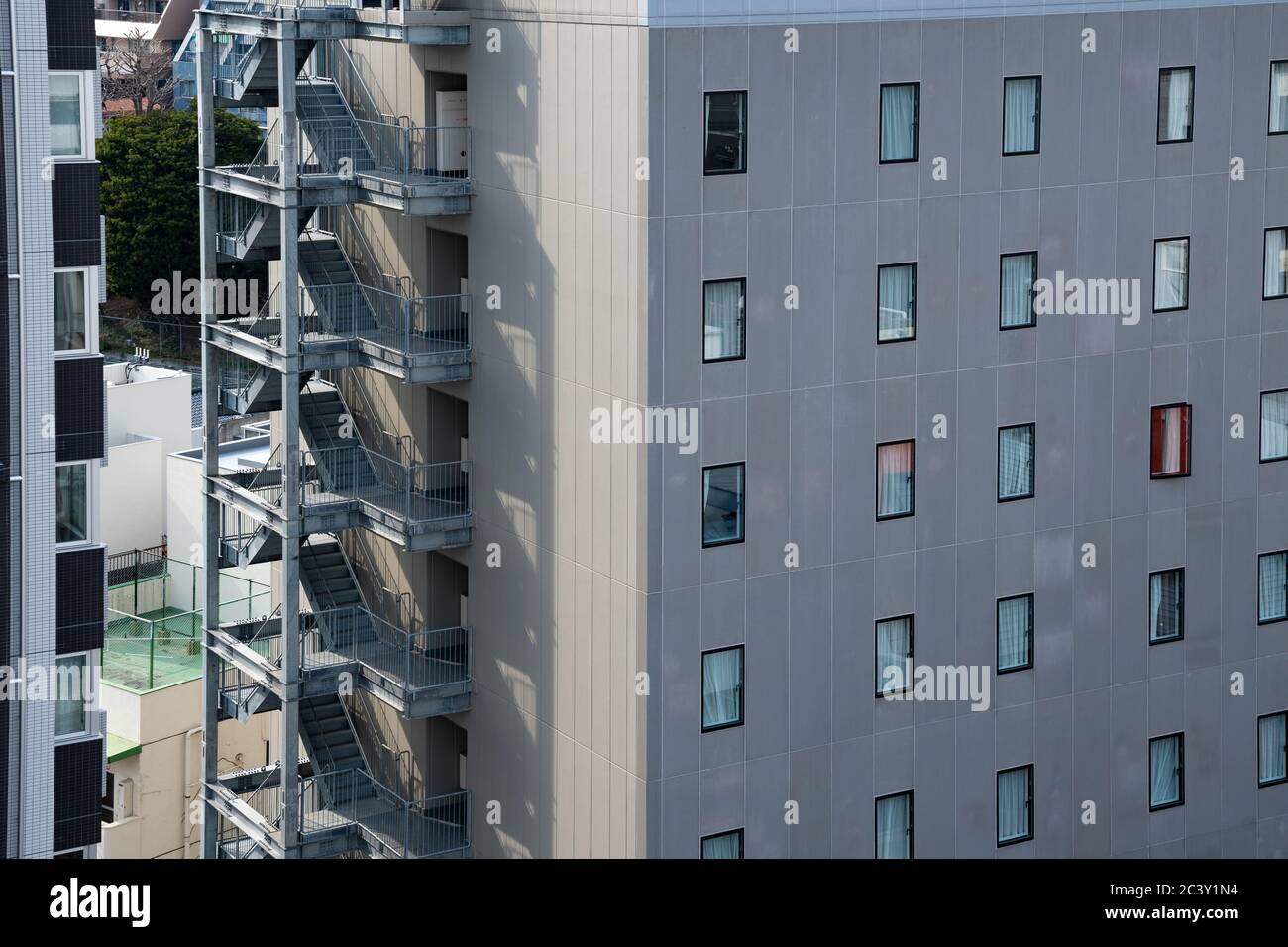 Moderne Gebäudefassade mit Feuerschutzanlage. Akasaka Mitsuke, Tokio, Japan. Stockfoto