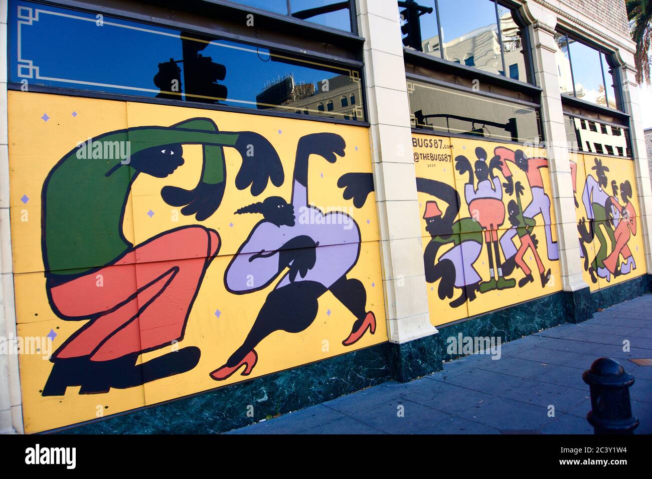 Black Lives Matter protestieren nach der Ermordung von George Floyd und der anschließenden Plünderung von Downtown Oakland auf vertäfelten Gebäuden gegen Street Art. Stockfoto