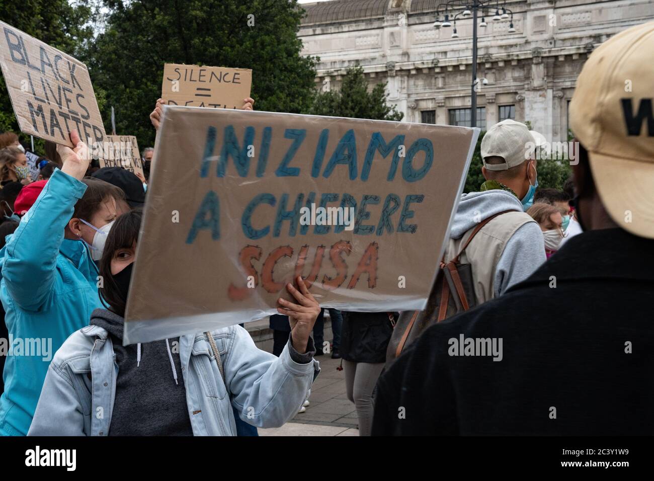 Protestler mit Plakaten "Black Lives Matter", "Seien Sie traurig" während der Protestversammlung in Solidarität mit der BLM-Bewegung. Stockfoto