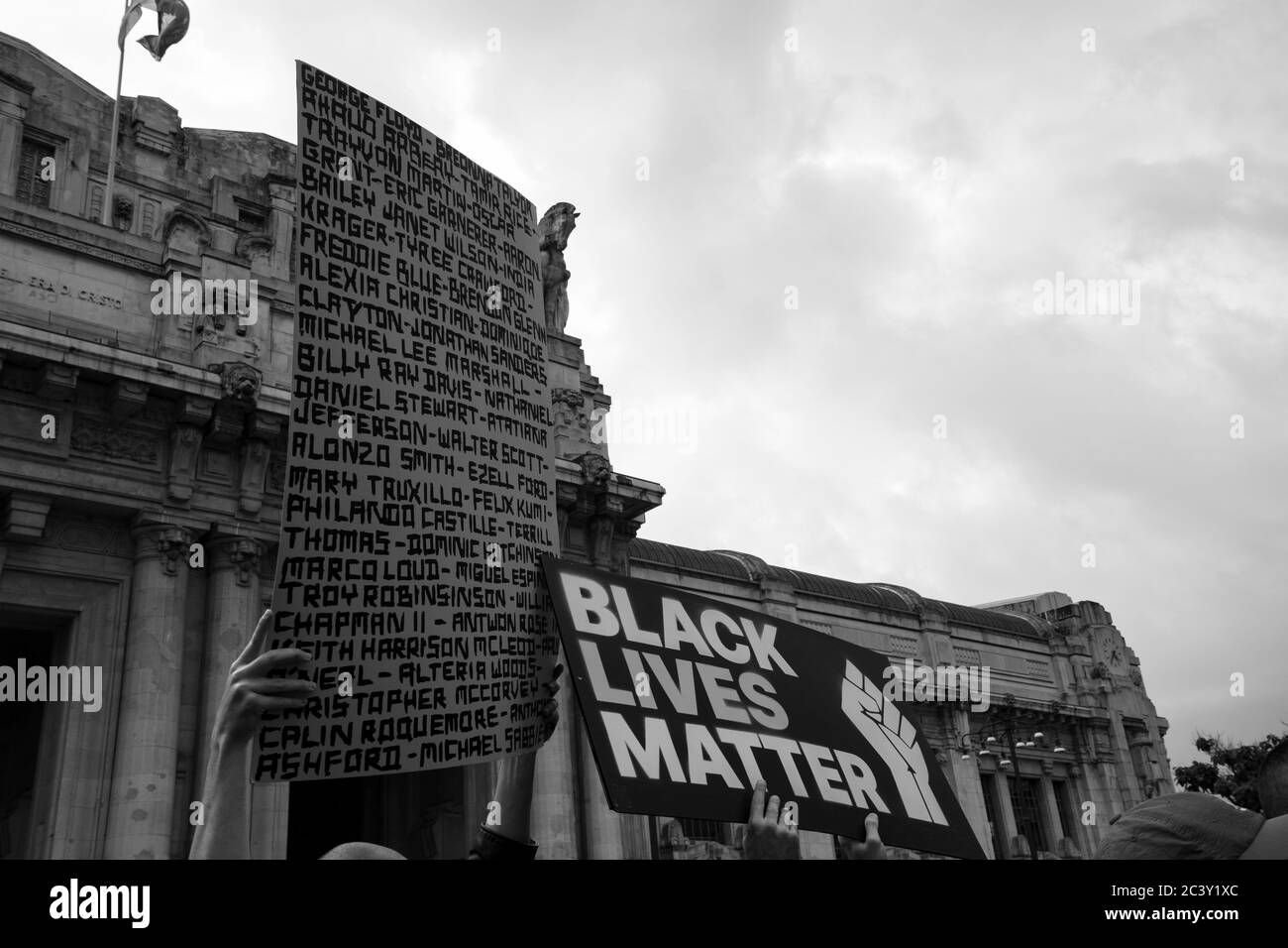 Junge Demonstranten mit Brettern "Sag ihre Namen (mit Namen)" während der Versammlung in Solidarität mit Black Lives Matter (BLM) Bewegung. Stockfoto